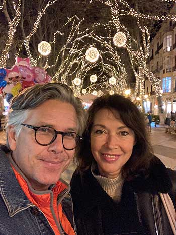 Moderatorin Silvia Laubenbacher und Ehemann Percy Hoven, Moderator, Entertainer, Künstler freuen sich auf ihr erstes Weihnachtsfest auf den Balearen, hier beim Ausflug aufs festlich beleuchtende Palma de Mallorca. Foto: privat